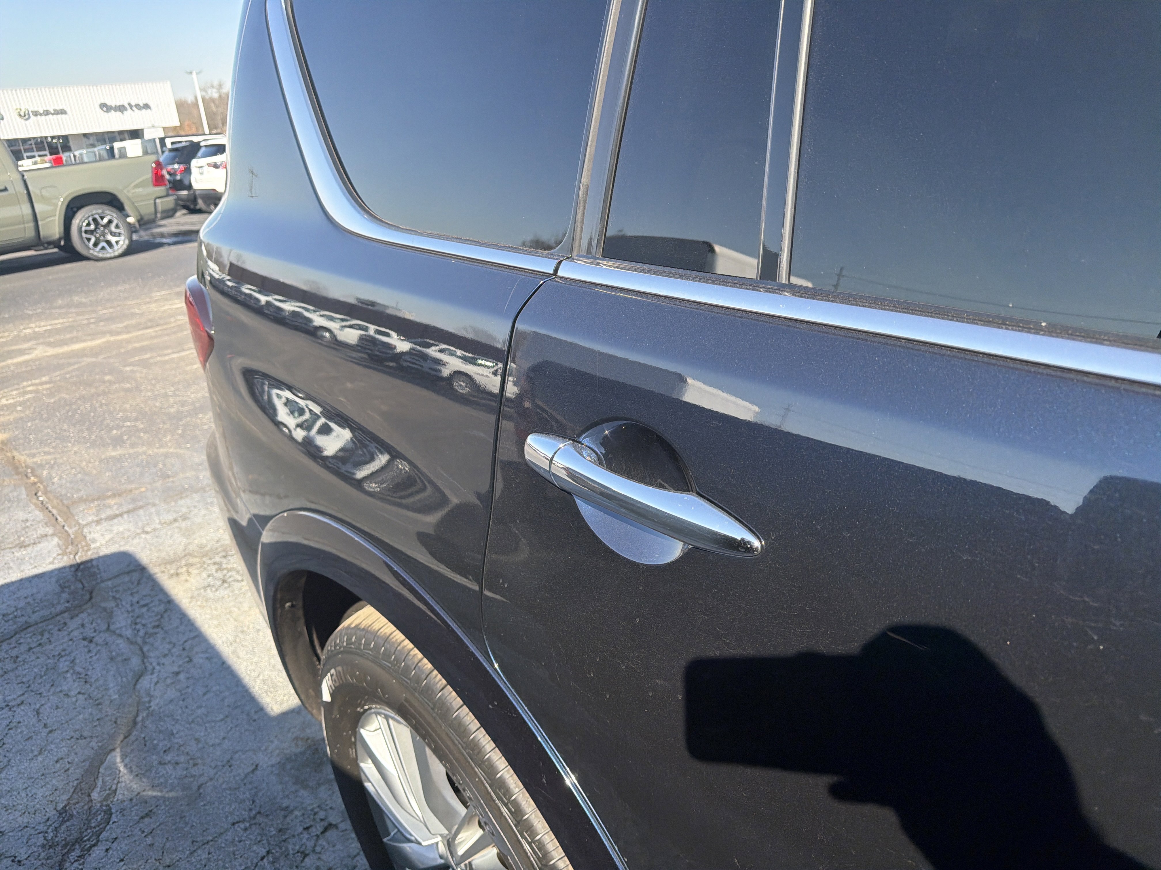 Used 2023 INFINITI QX80 Luxe w/ All-Season Package image 5