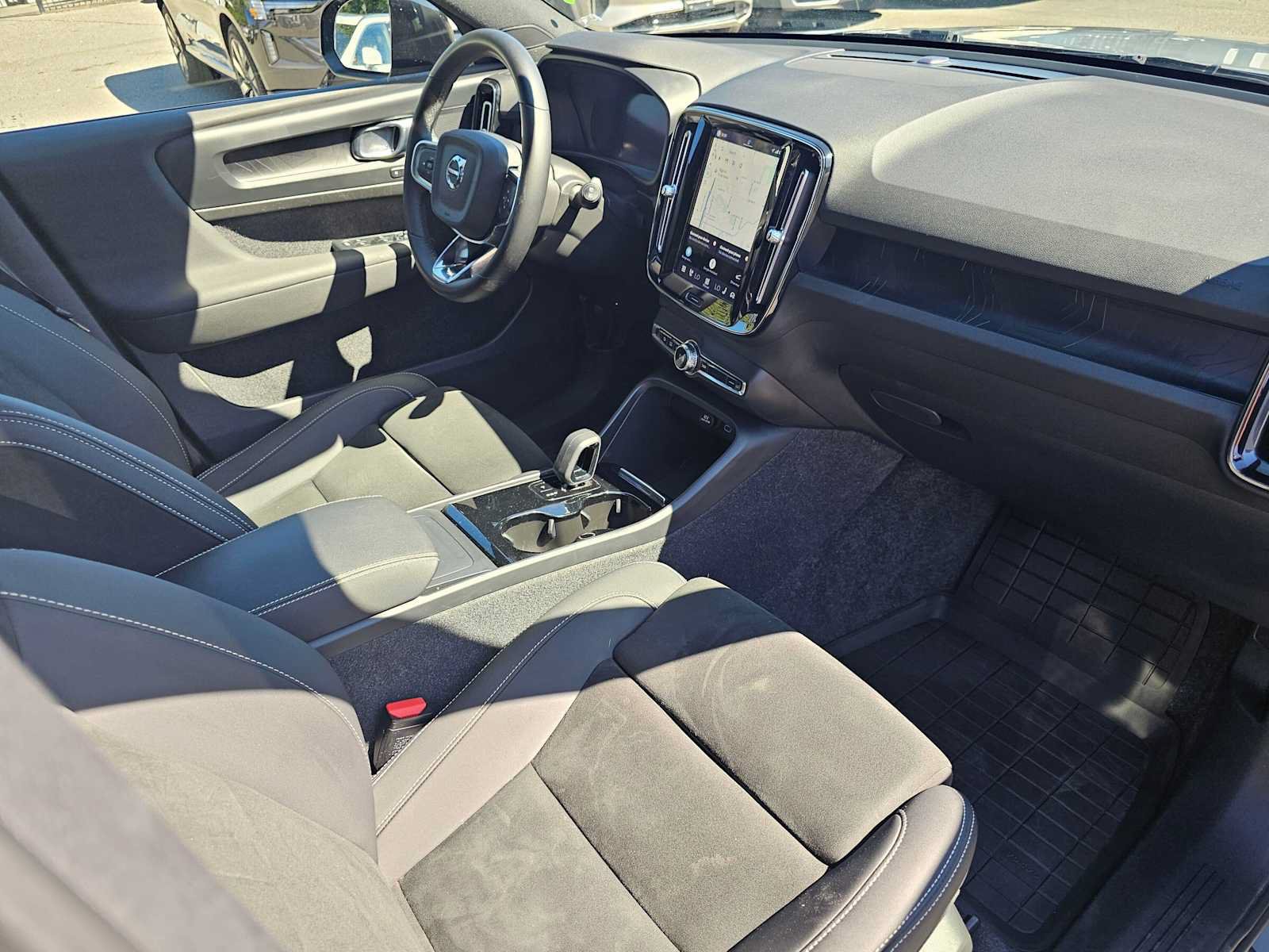 Used 2023 Volvo XC40 Recharge Plus w/ Protection Package Premier AWD/4WD image 12
