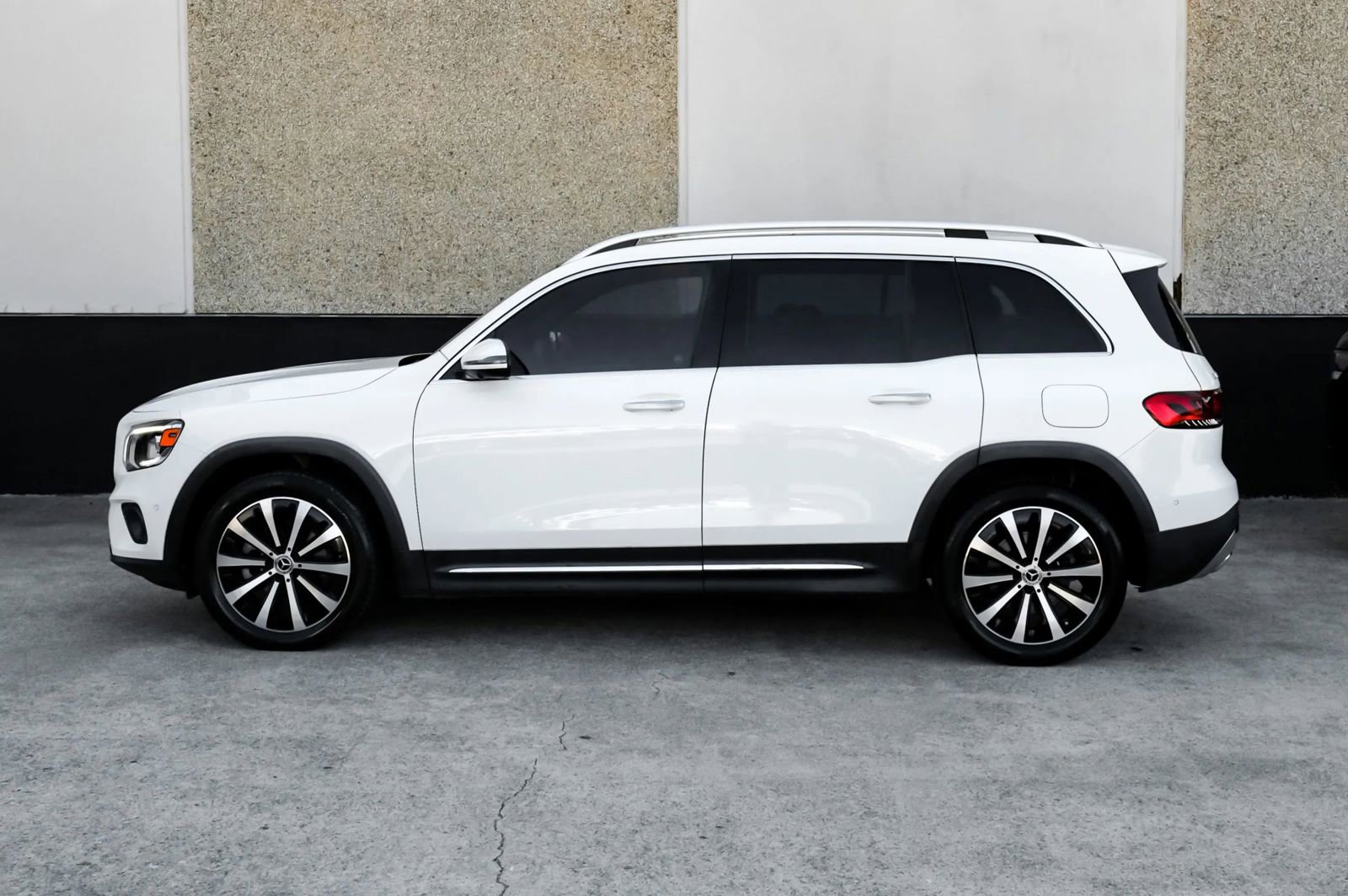 Used 2021 Mercedes-Benz GLB 250 4MATIC w/ Premium Package image 13