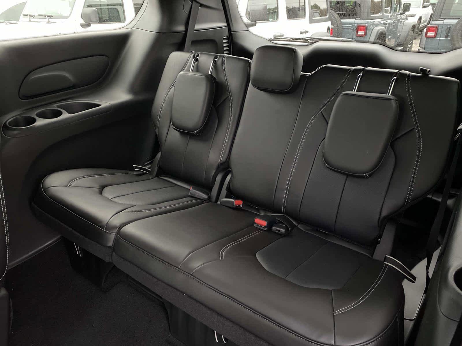 New 2026 Chrysler Pacifica Select FWD image 8
