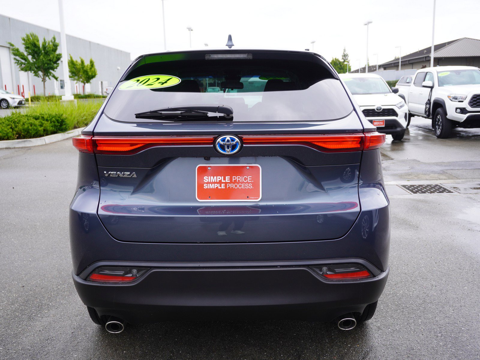 Used 2024 Toyota Venza LE AWD/4WD image 9
