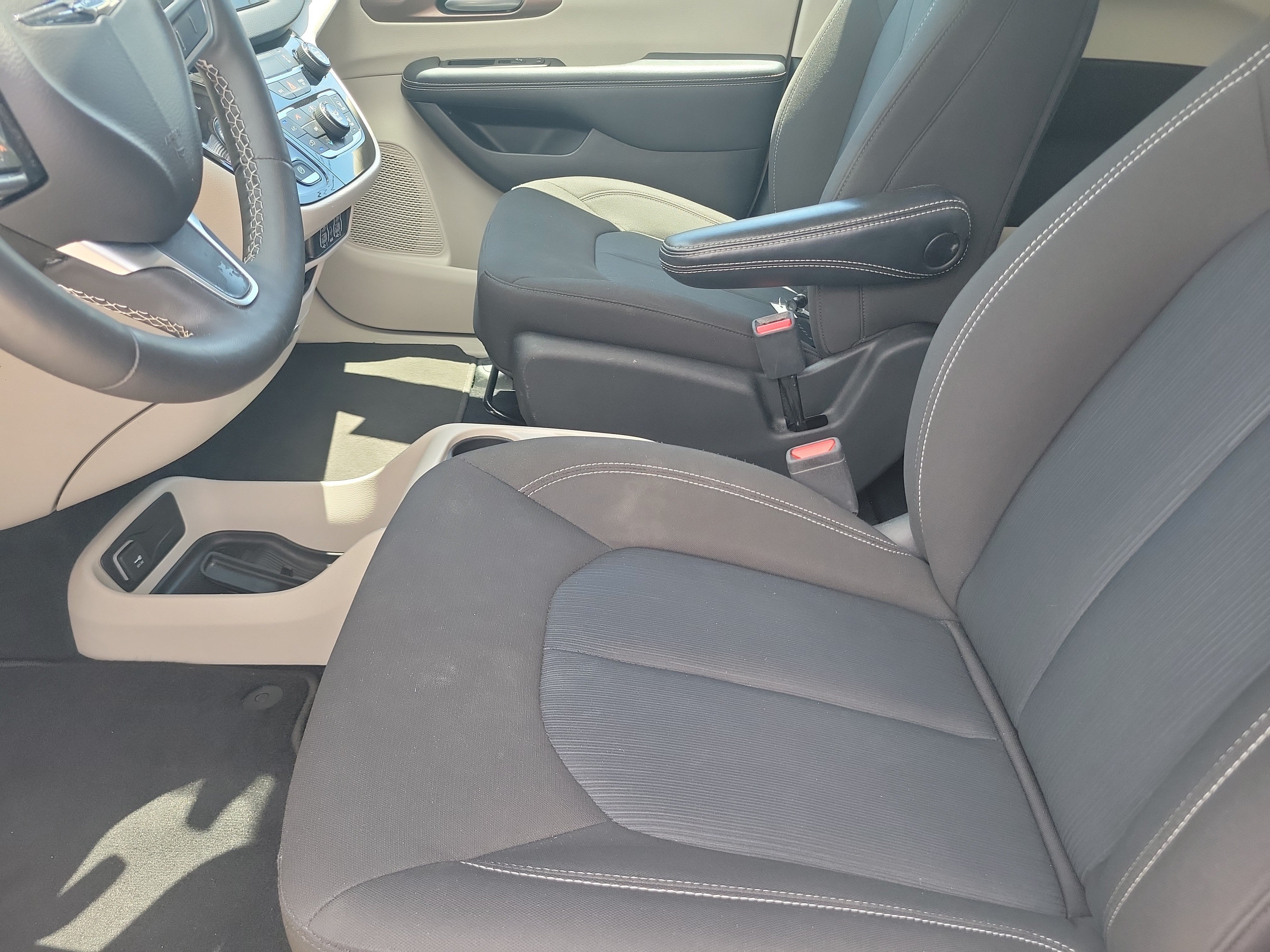 Used 2024 Chrysler Voyager LX FWD image 17