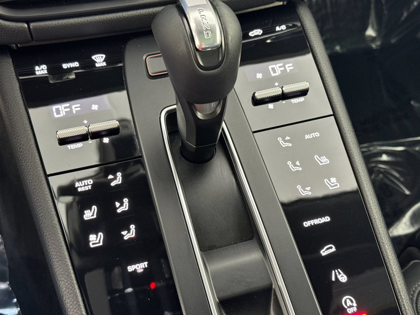 Certified 2022 Porsche Macan AWD/4WD image 25
