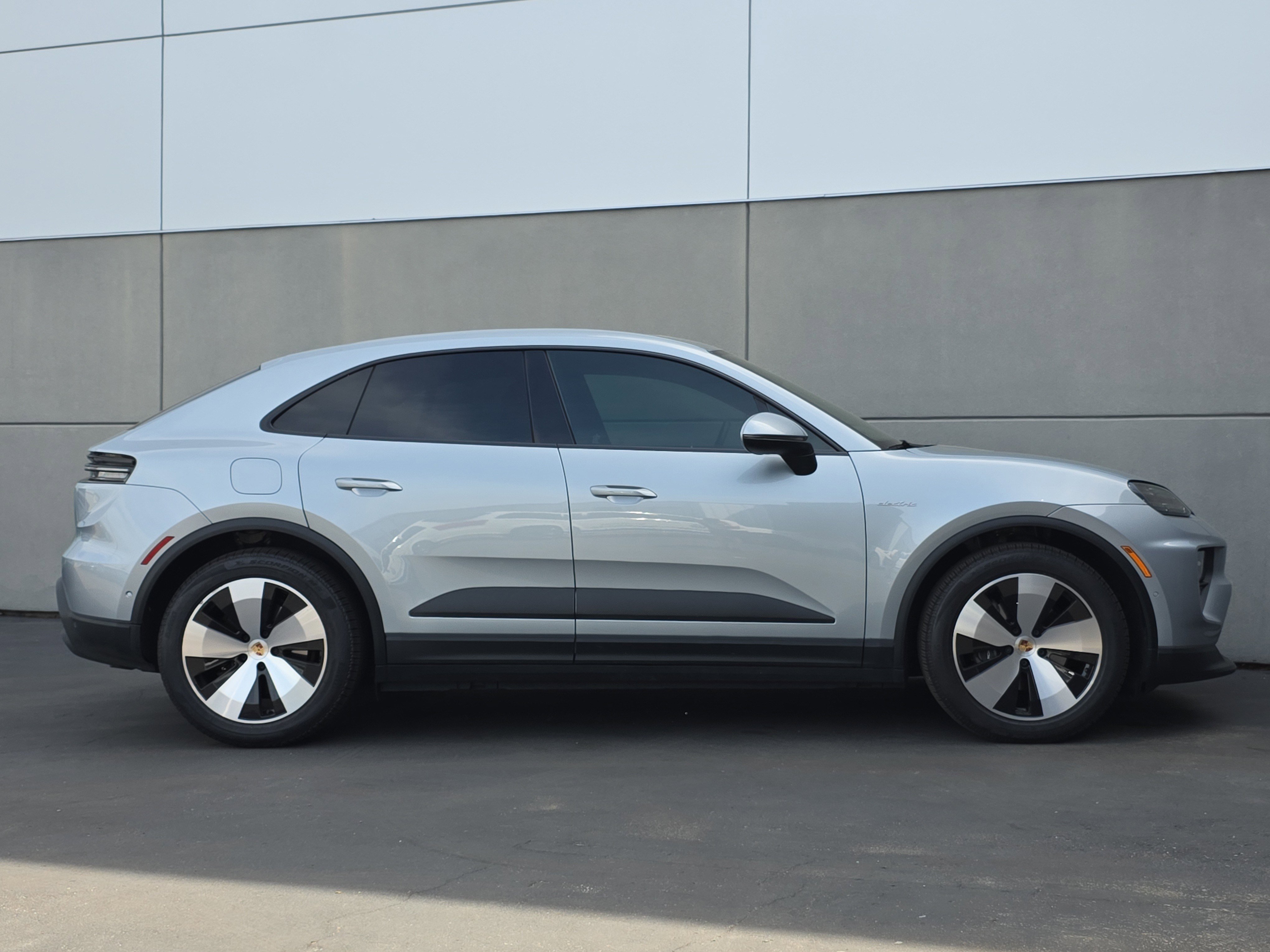 Used 2025 Porsche Macan 4 Electric AWD/4WD image 8