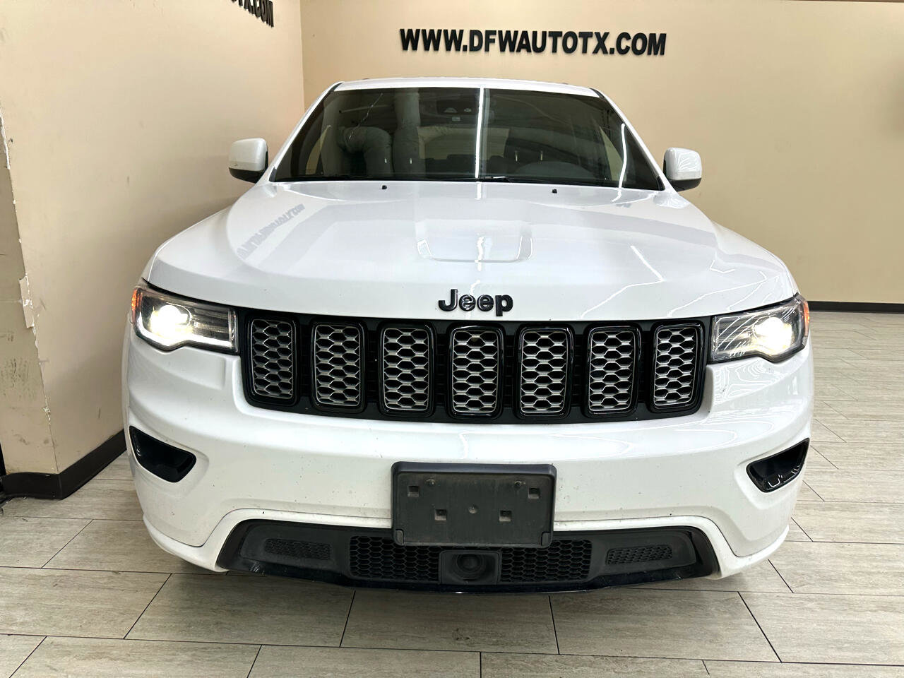 Used 2022 Jeep Grand Cherokee Laredo X image 3