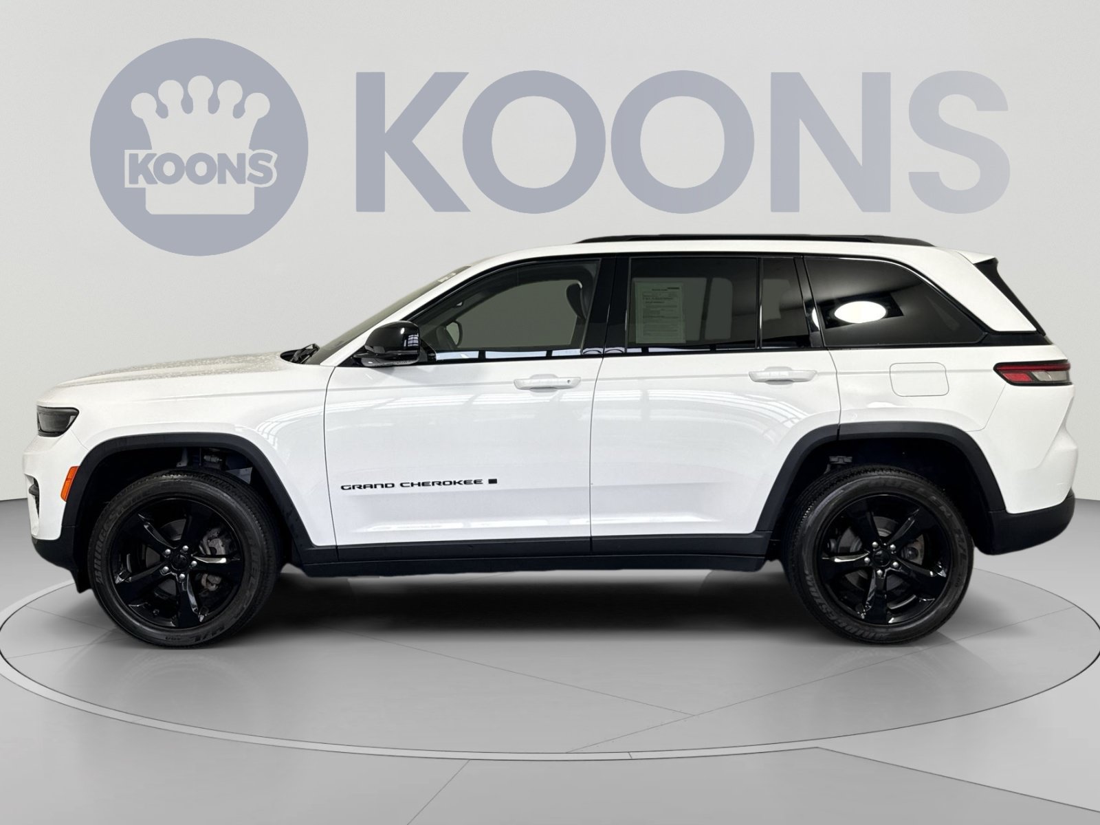Used 2023 Jeep Grand Cherokee Altitude AWD/4WD image 2
