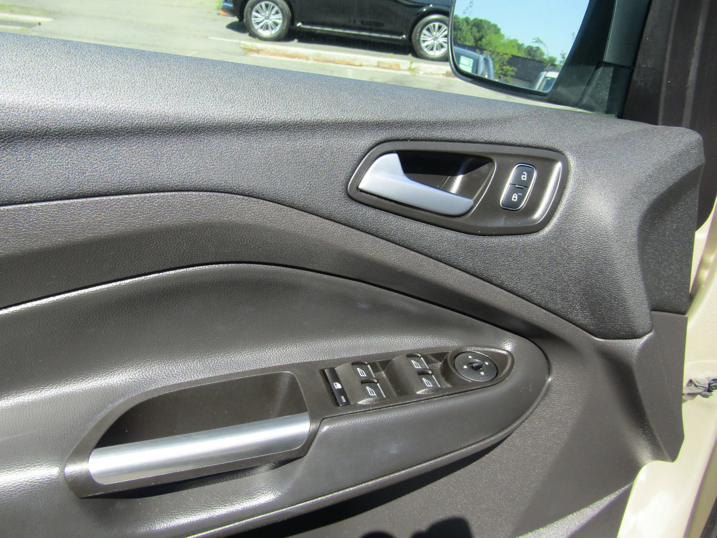 Used 2017 Ford Escape SE w/ SE Leather Comfort Package FWD image 18