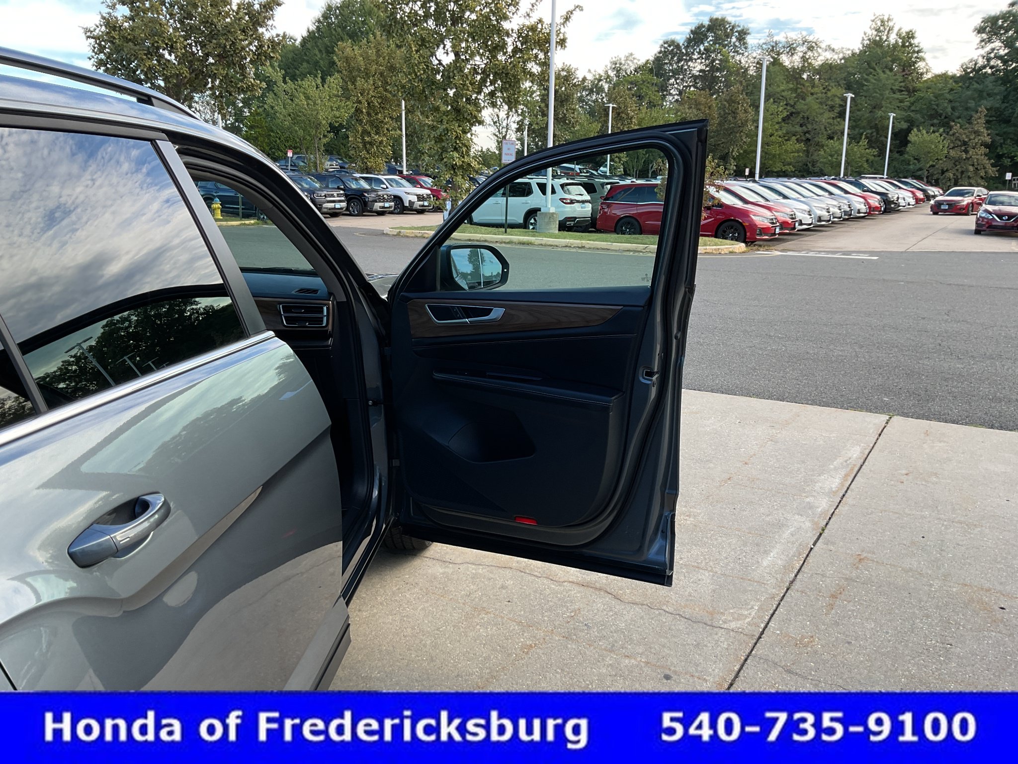 Used 2025 Volkswagen Atlas SE AWD/4WD image 19