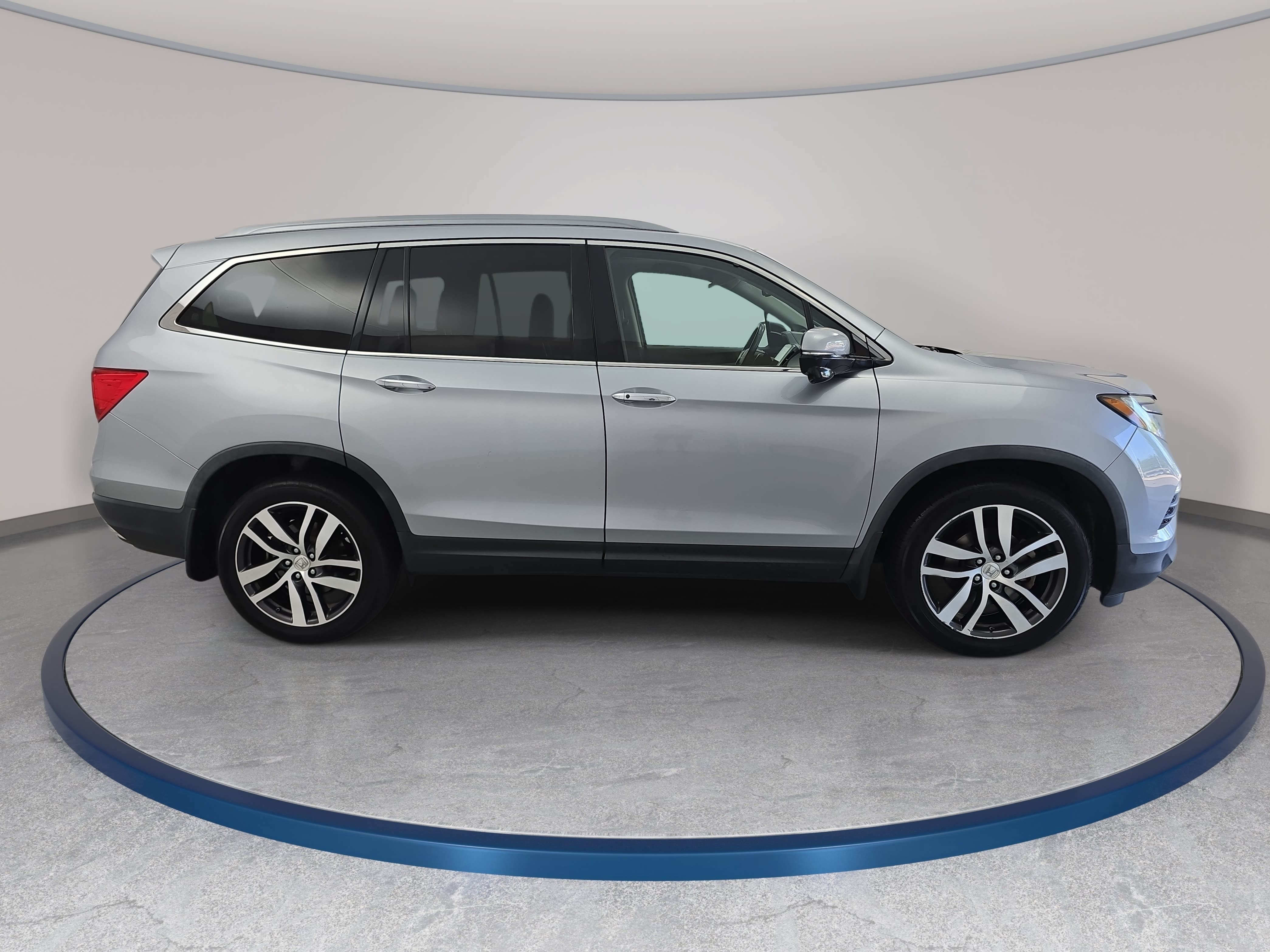Used 2018 Honda Pilot Touring image 4