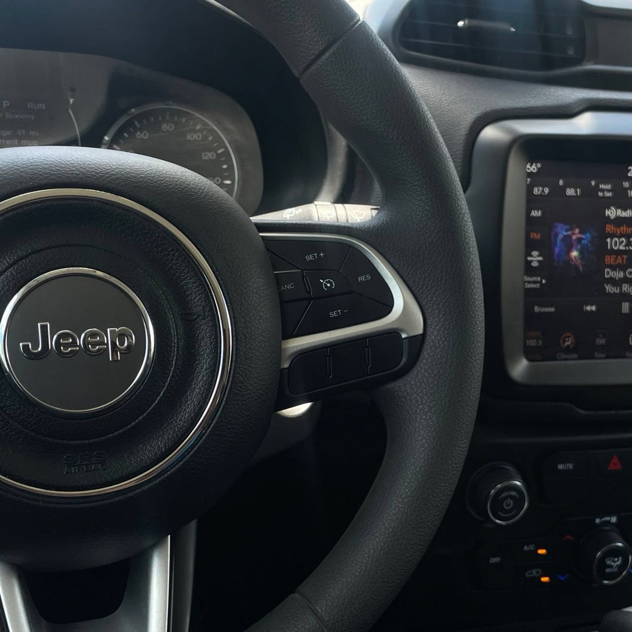 Used 2023 Jeep Renegade Latitude AWD/4WD image 14