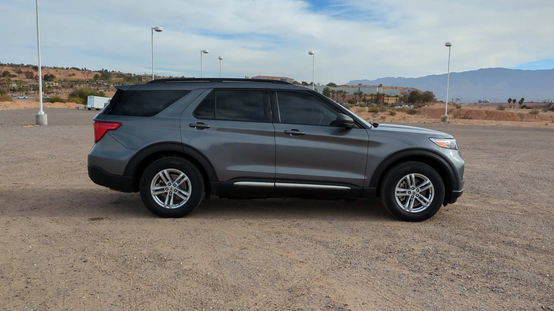 Used 2022 Ford Explorer XLT image 2