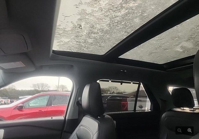 Used 2022 Ford Explorer Limited w/ Equipment Group 301A image 2