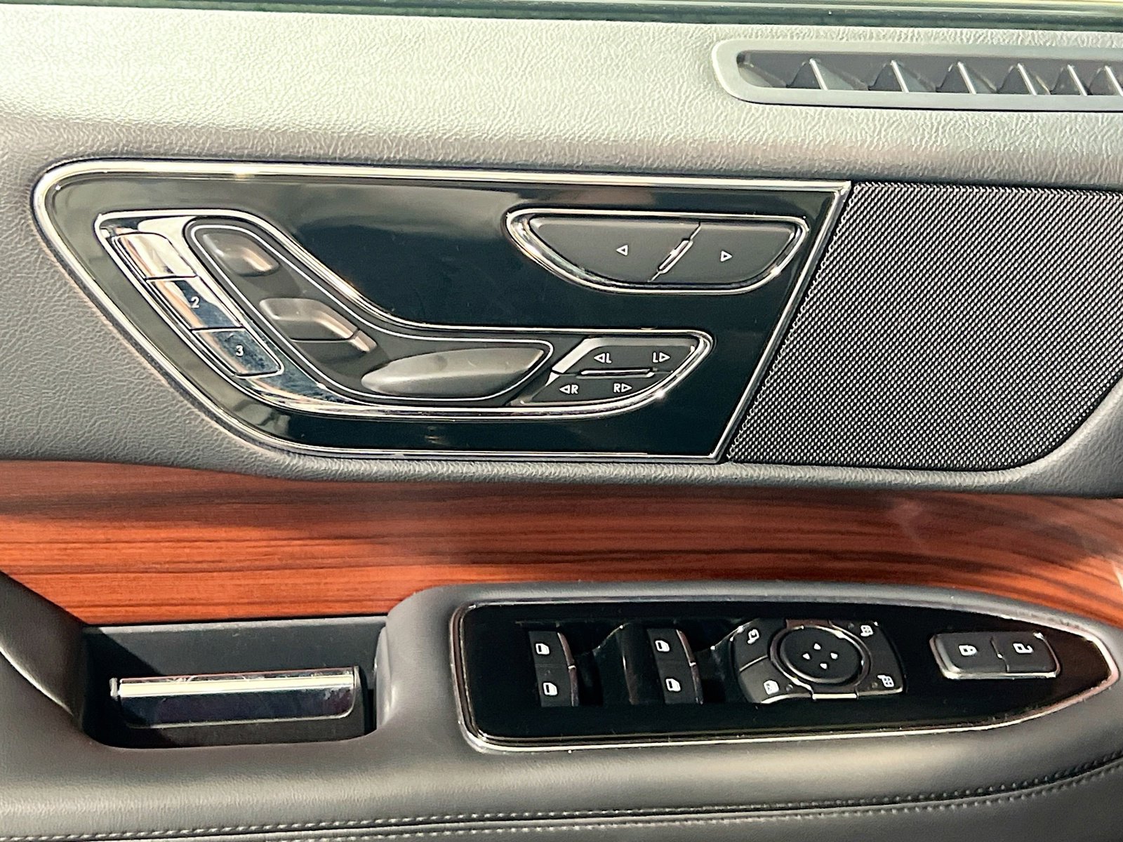 Used 2024 Lincoln Navigator Reserve image 14