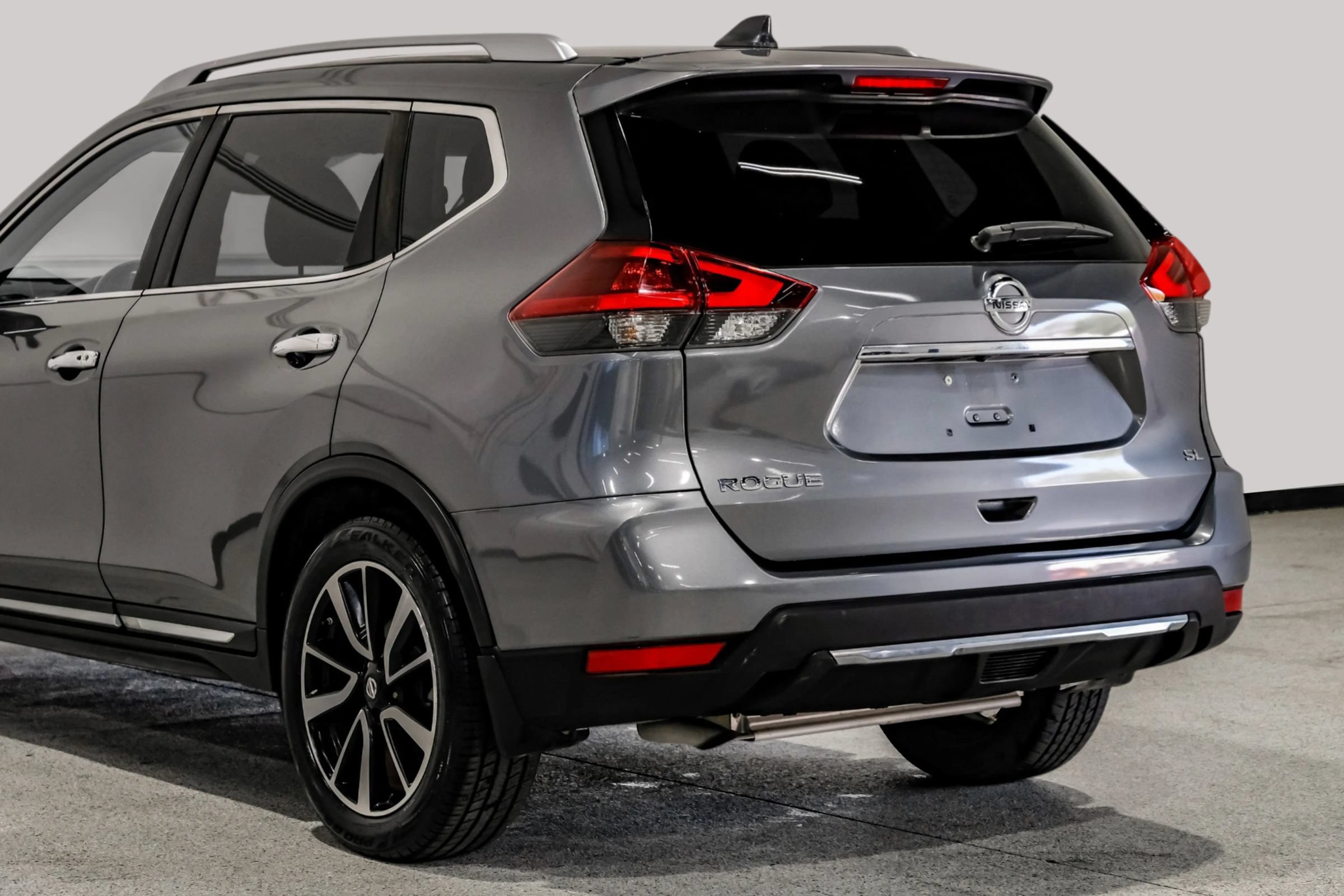 Used 2018 Nissan Rogue SL w/ Premium Package FWD image 16