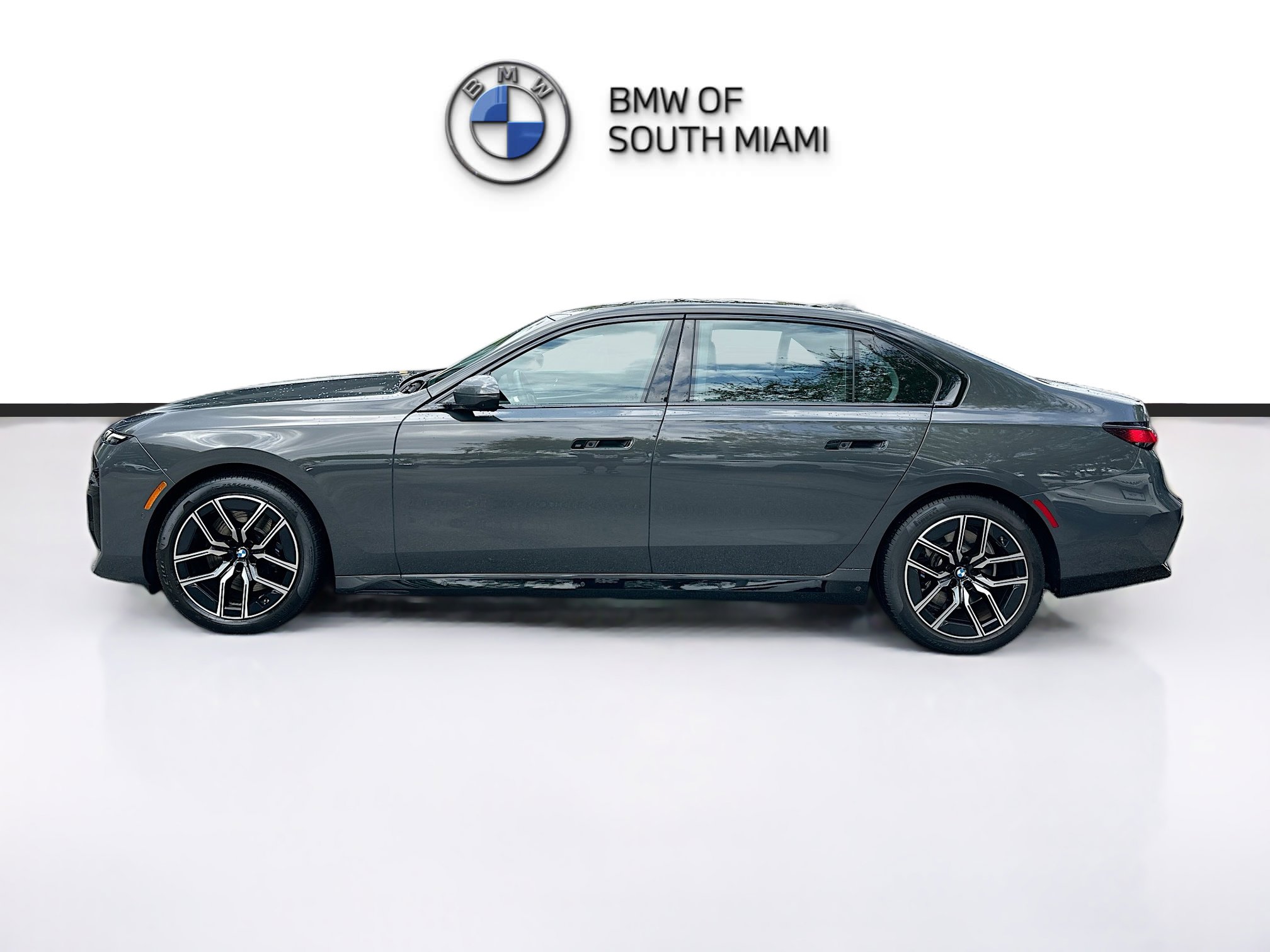 Used 2023 BMW 740i w/ Parking Assistance Package image 4