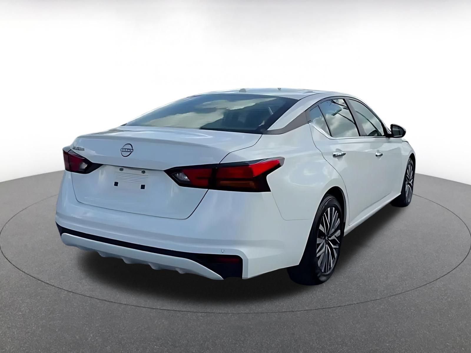 Used 2025 Nissan Altima 2.5 SV FWD image 14