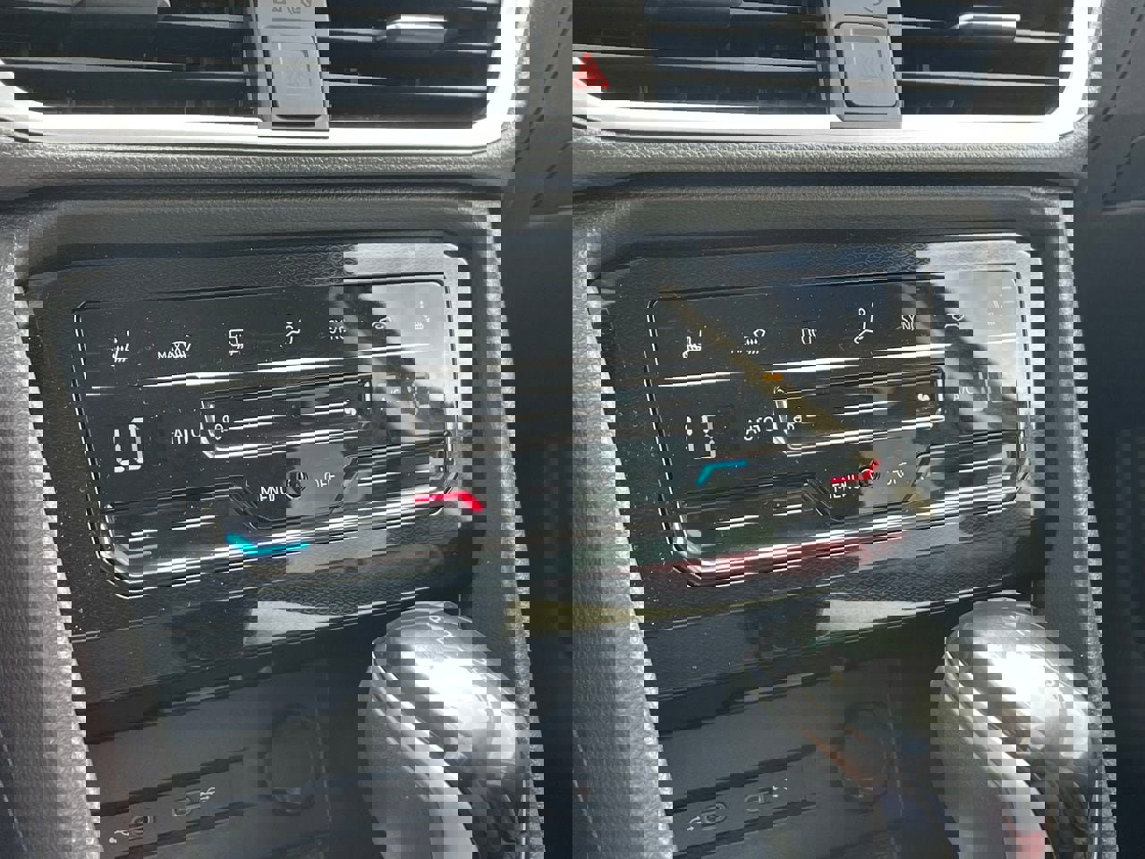 Used 2025 Volkswagen Taos SE image 6