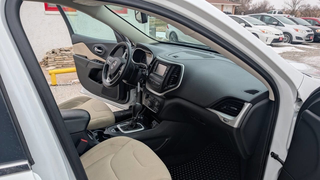 Used 2015 Jeep Cherokee Latitude w/ Cold Weather Group image 19