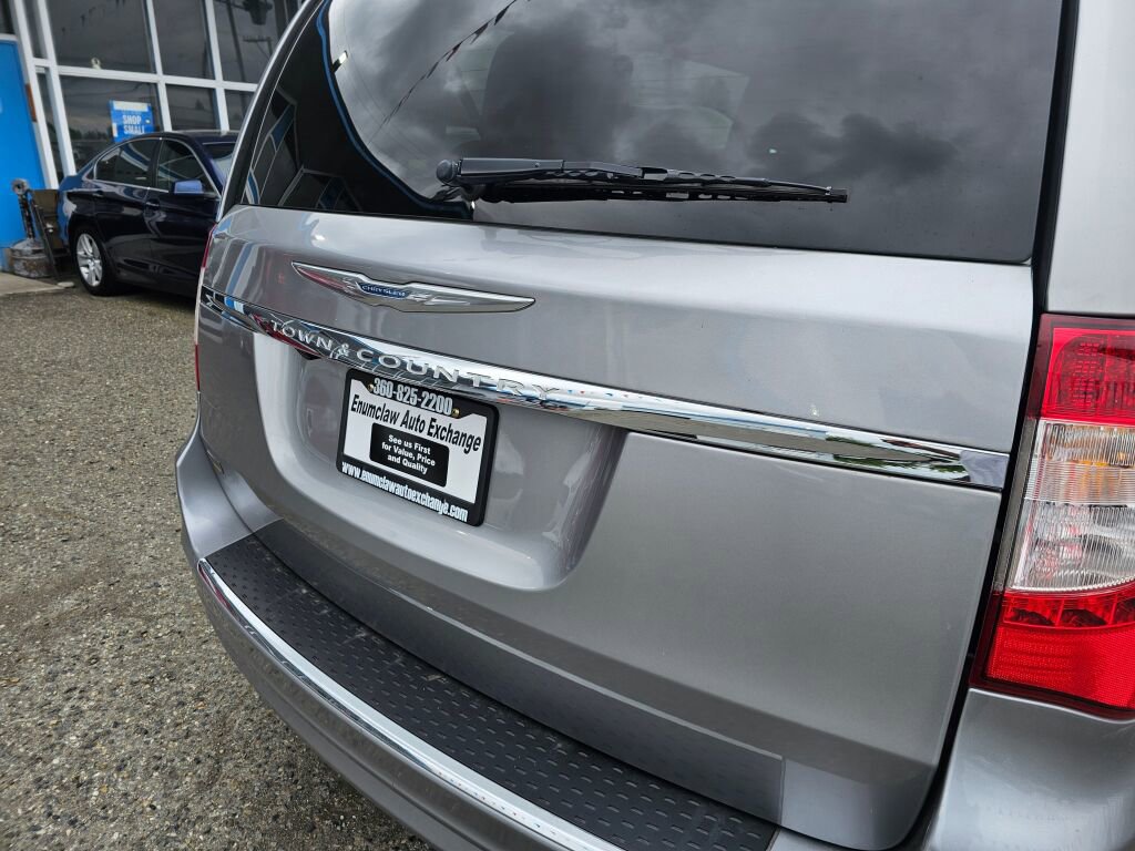 Used 2016 Chrysler Town & Country Touring image 19