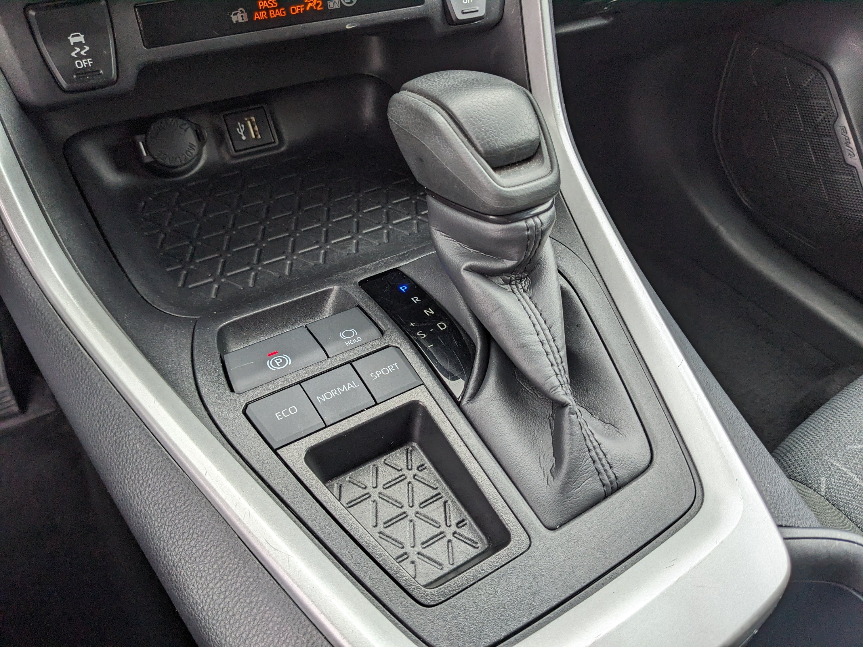 Used 2025 Toyota RAV4 XLE FWD image 25