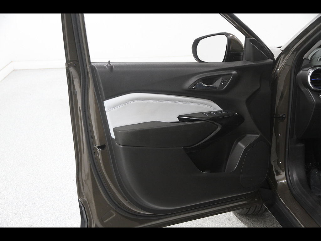 Used 2024 Chevrolet Trax LT w/ LT Convenience Package FWD image 4