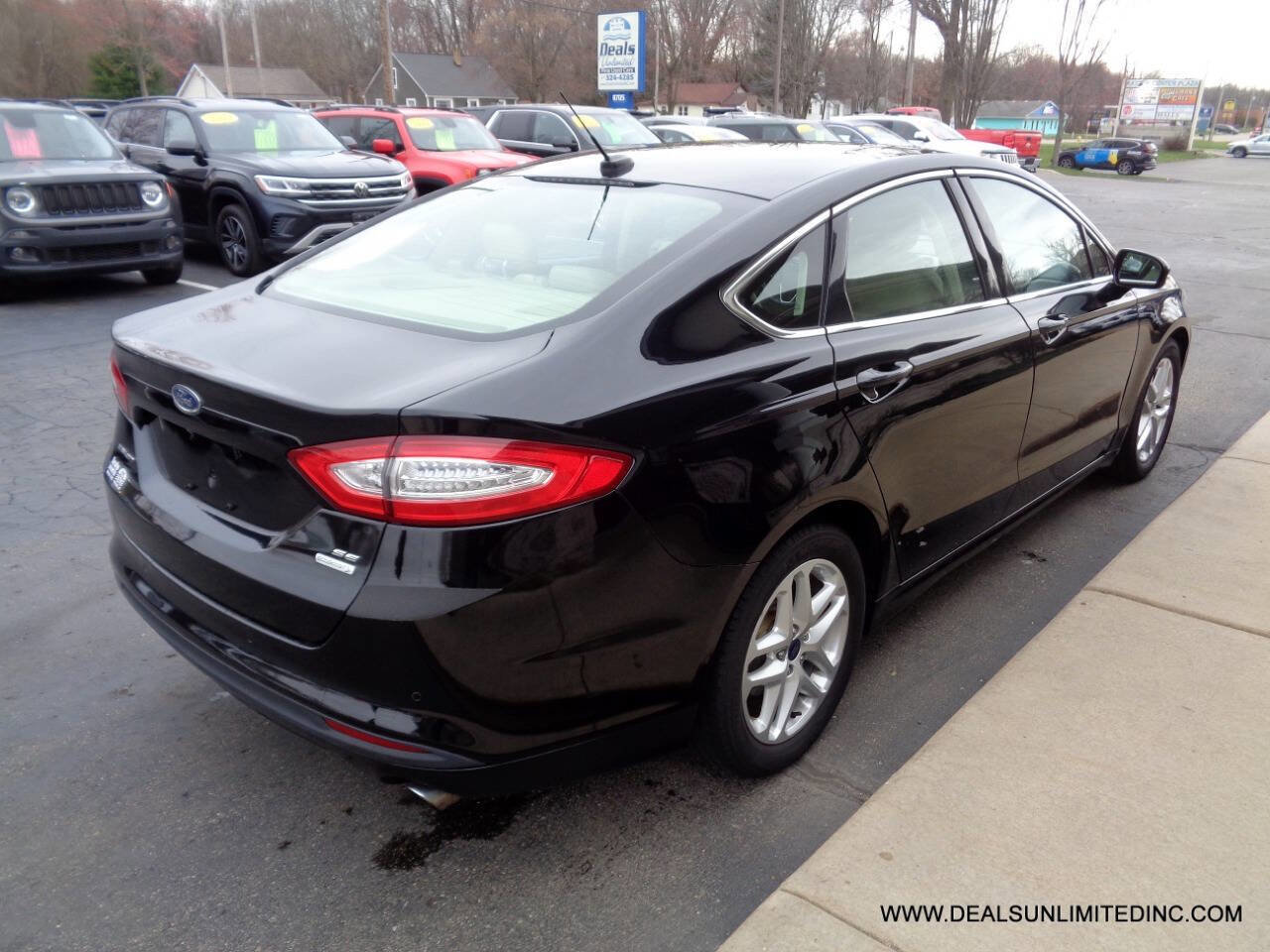 Used 2016 Ford Fusion SE w/ Equipment Group 202A image 3