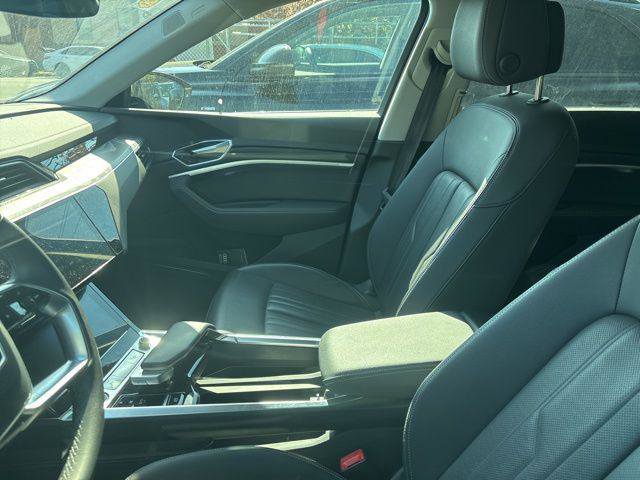 Certified 2023 Audi e-tron Premium Plus w/ Premium Plus Package AWD/4WD image 4