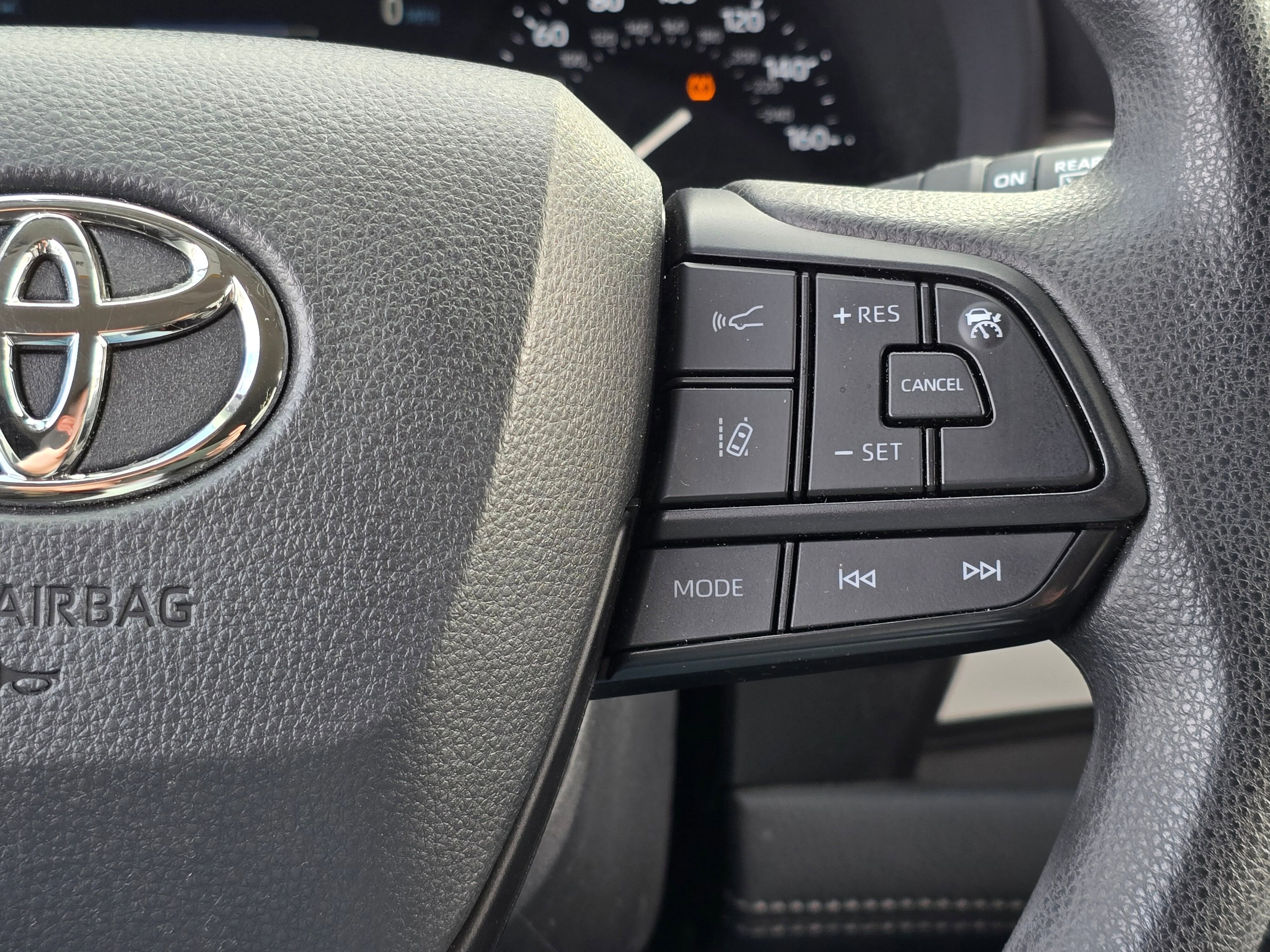 Used 2025 Toyota Sienna LE FWD image 31