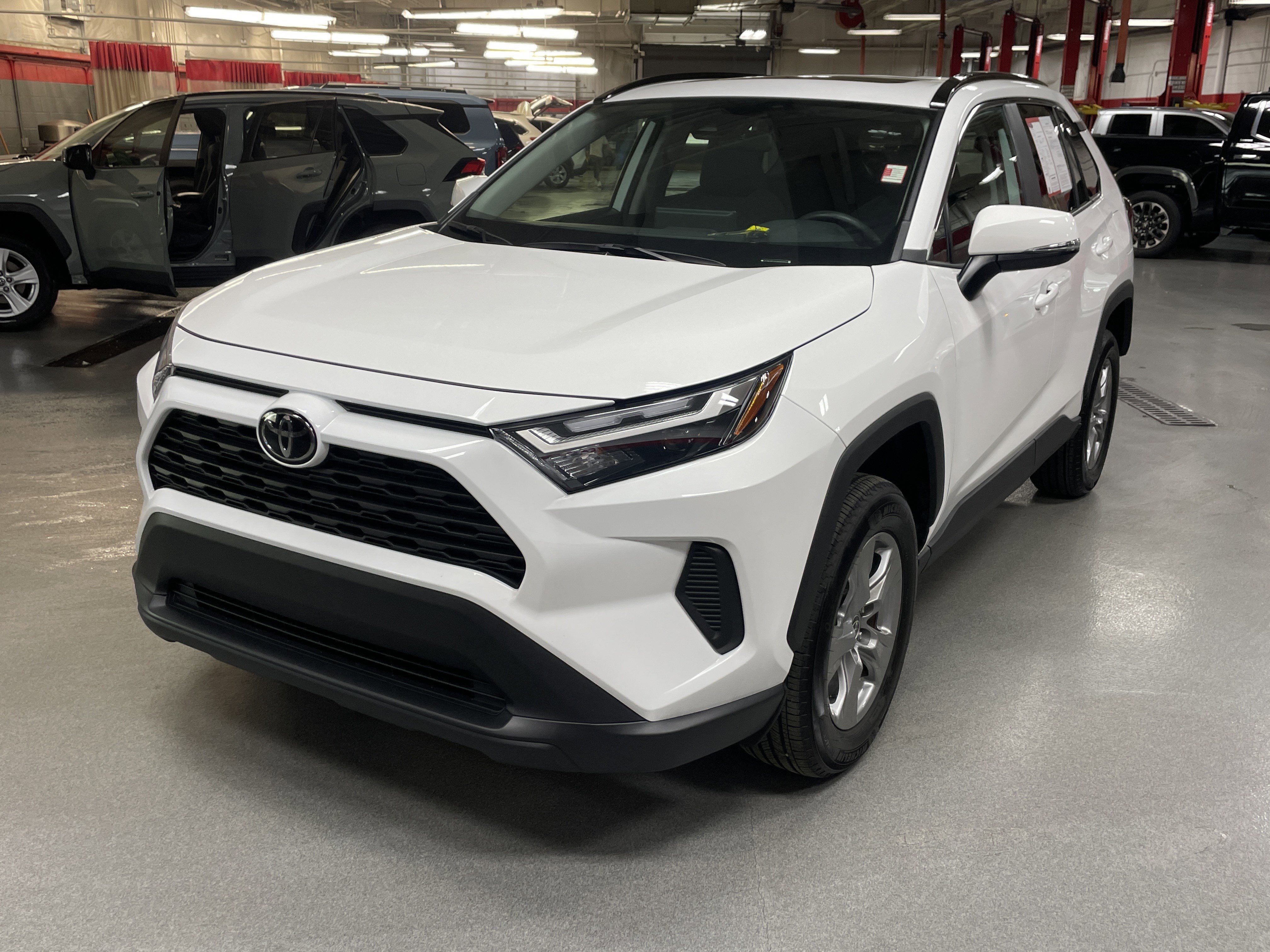 Used 2025 Toyota RAV4 XLE w/ Convenience Package image 5