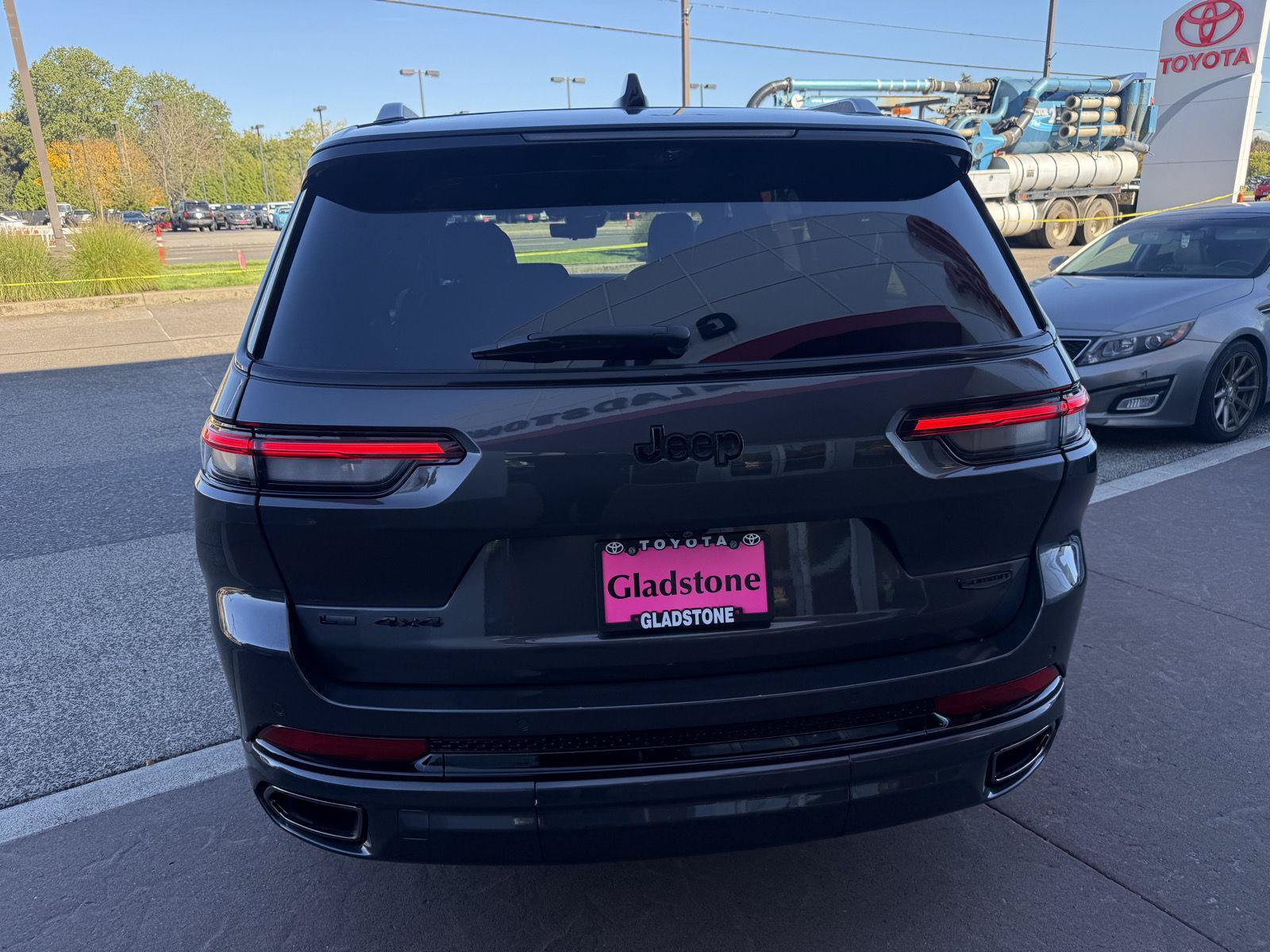 Used 2023 Jeep Grand Cherokee L Summit AWD/4WD image 5