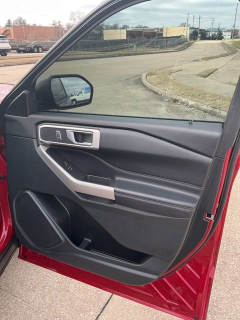 Used 2023 Ford Explorer XLT w/ Equipment Group 202A image 7