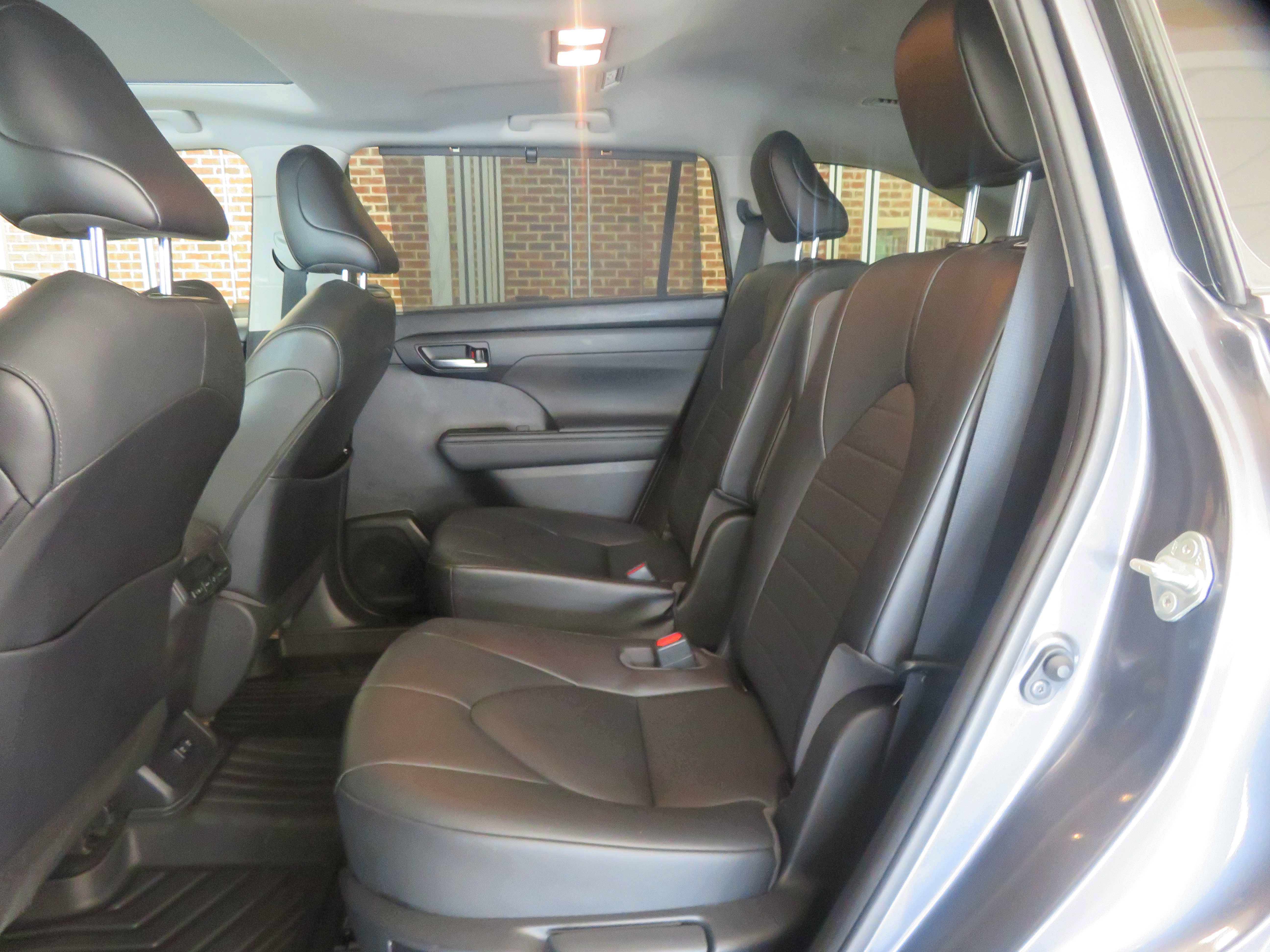 Used 2020 Toyota Highlander XLE FWD image 21