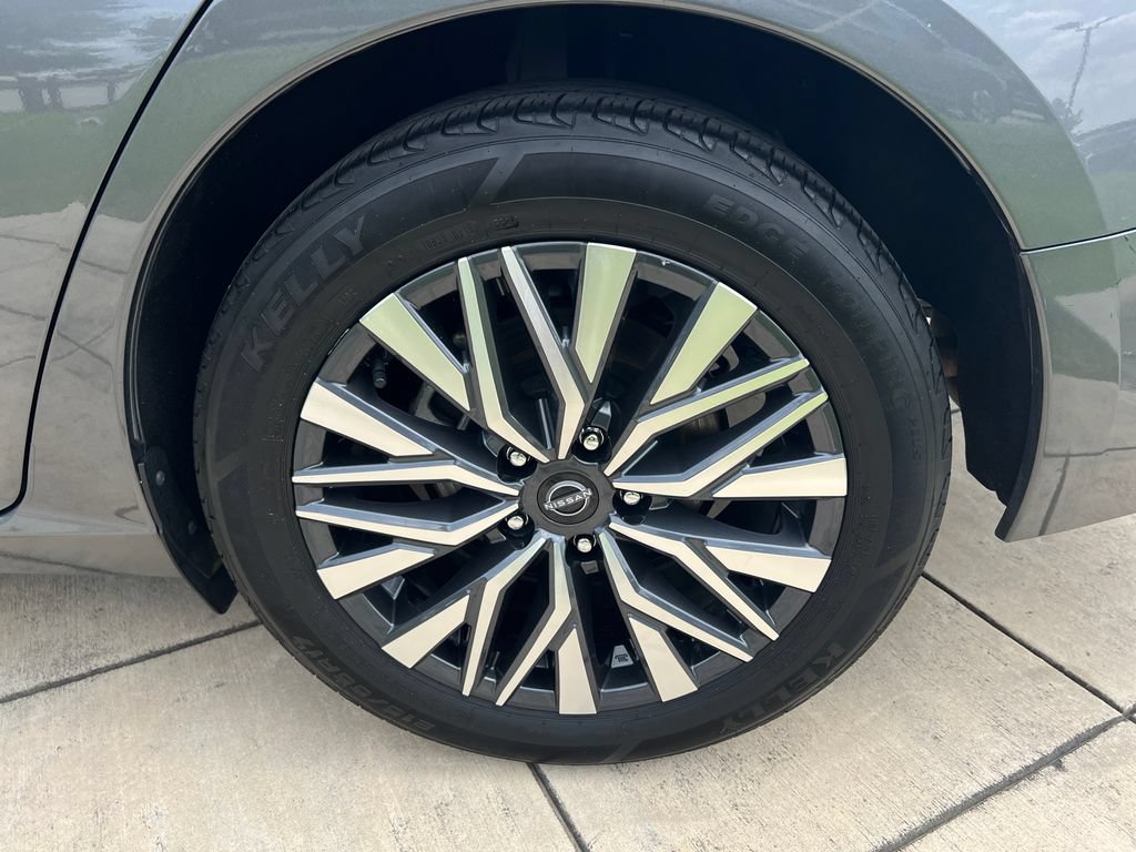 Used 2025 Nissan Altima 2.5 SV FWD image 14