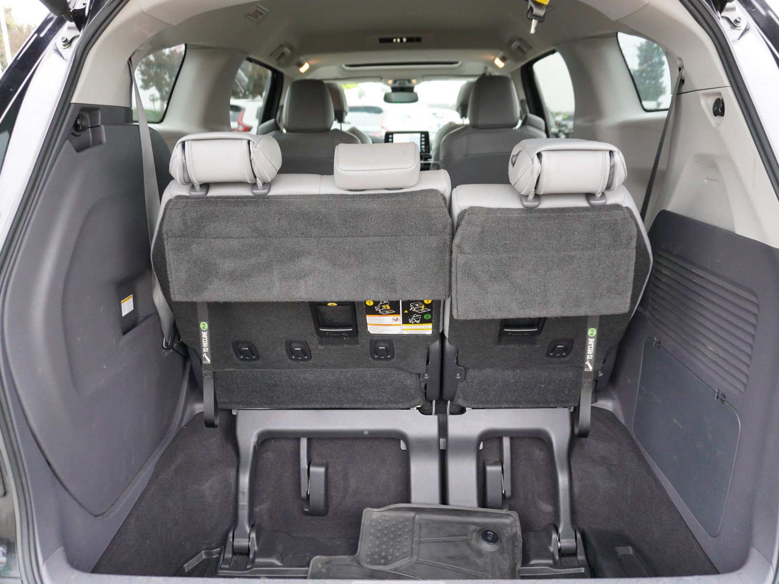 Used 2022 Toyota Sienna XLE image 11