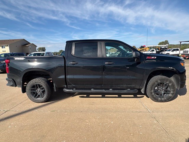 Used 2023 Chevrolet Silverado 1500 Custom Trail Boss AWD/4WD image 2
