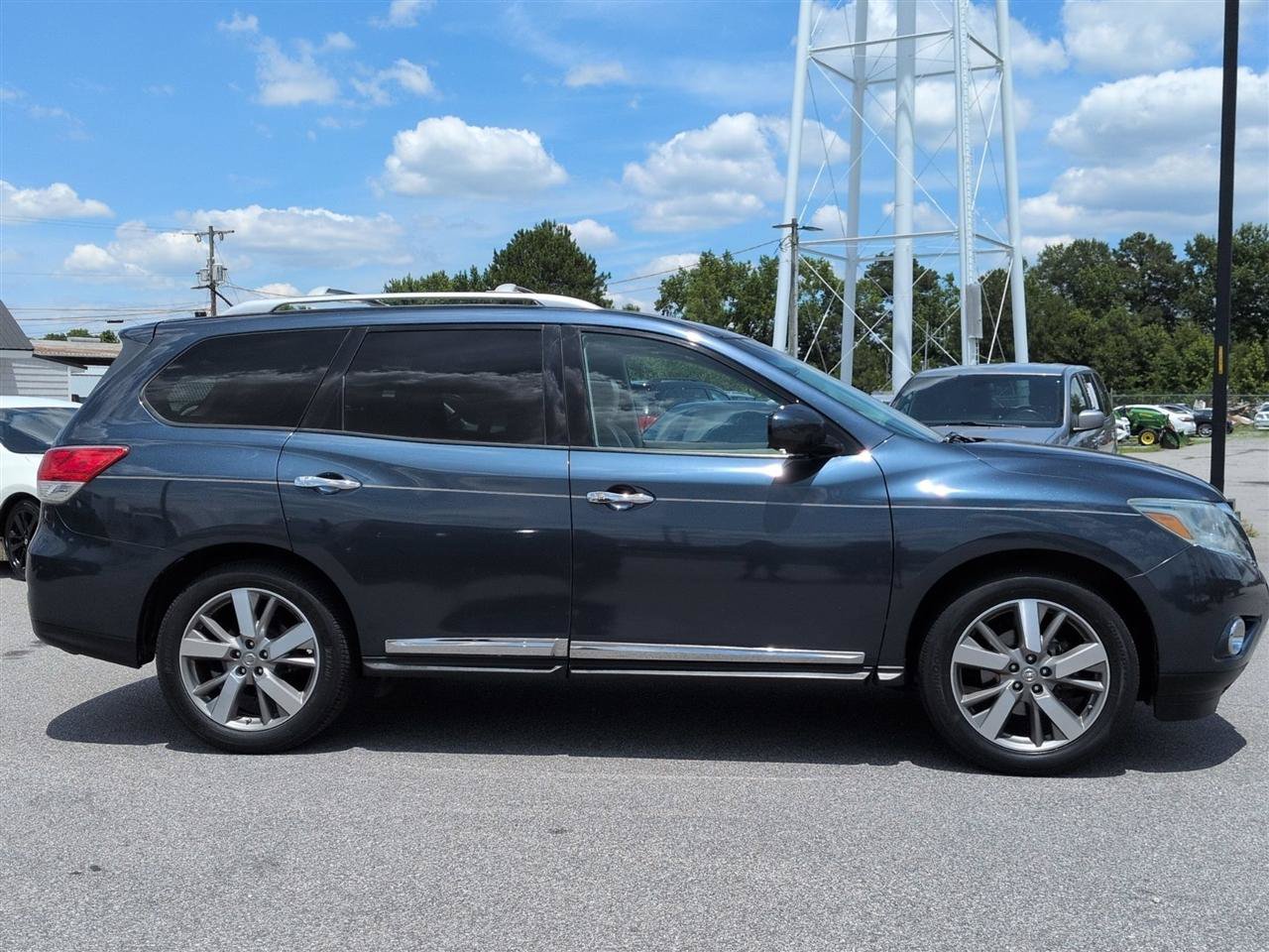 Used 2016 Nissan Pathfinder Platinum FWD image 2