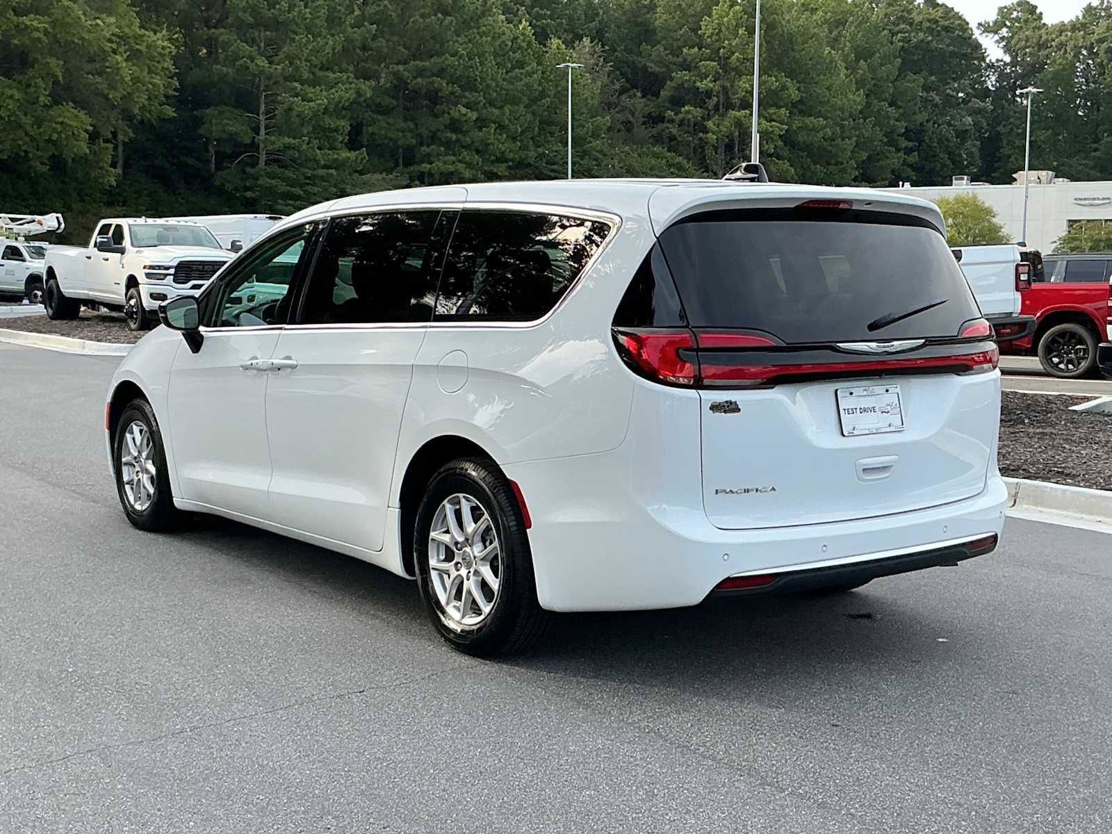 Used 2024 Chrysler Pacifica Touring-L FWD image 3