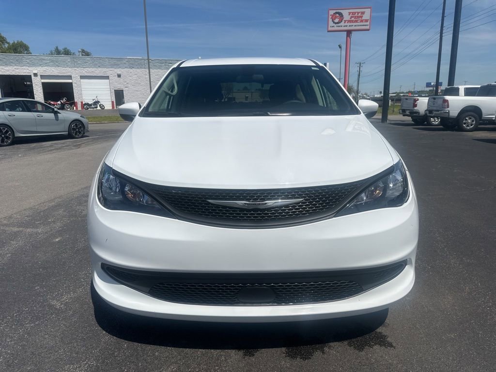 Used 2022 Chrysler Voyager LX image 16