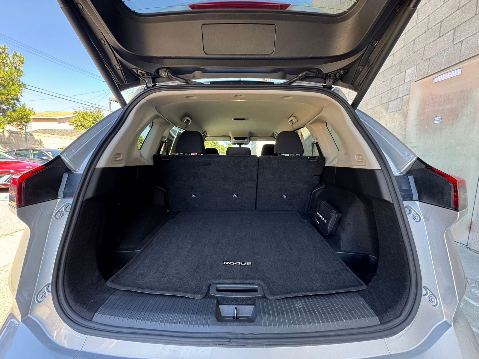 Used 2025 Nissan Rogue SV FWD image 33