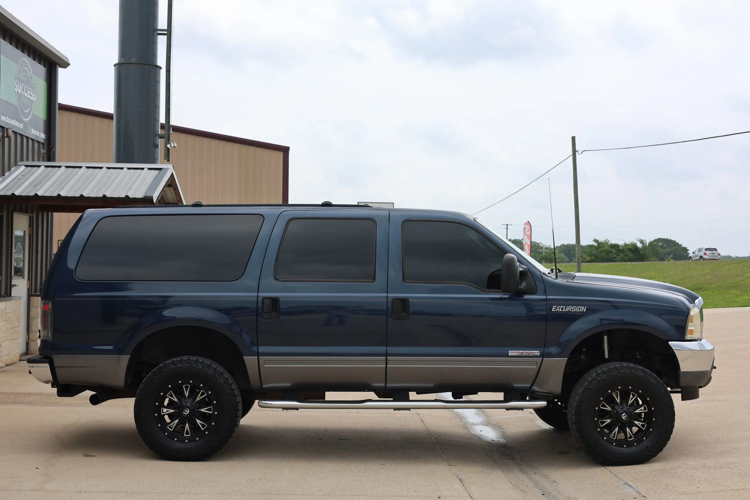 Used 2003 Ford Excursion XLT AWD/4WD image 2