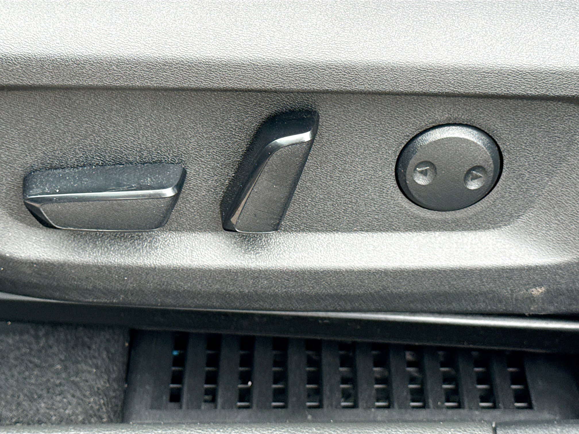 Used 2023 Nissan Rogue SV image 24