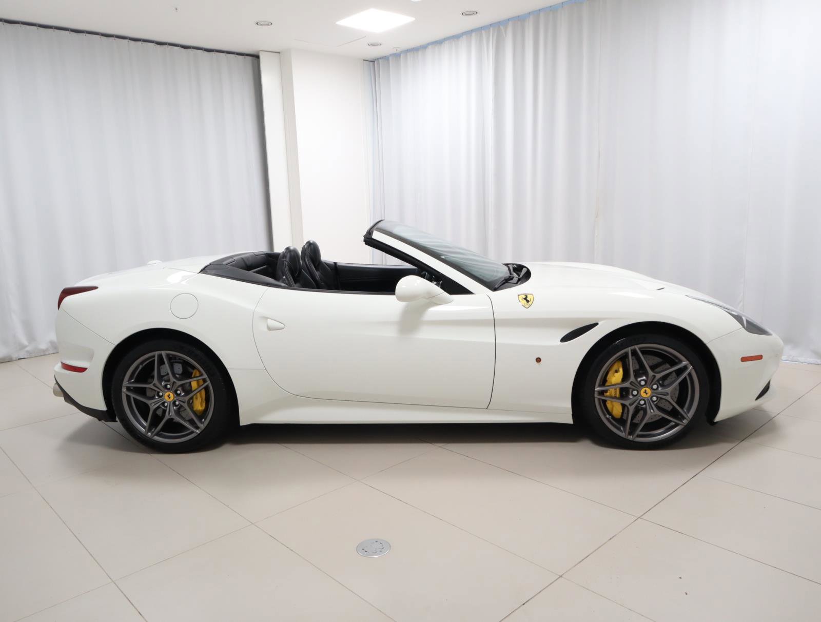 Used 2016 Ferrari California T image 8
