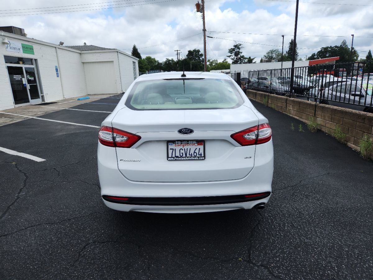 Used 2015 Ford Fusion SE FWD image 4