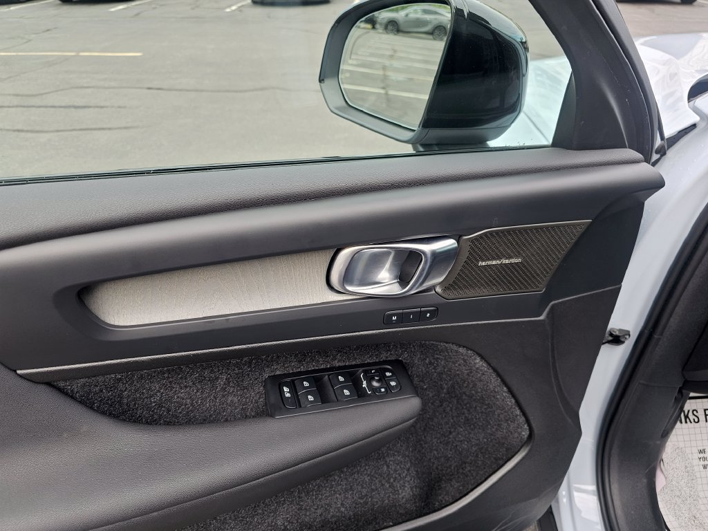 Certified 2025 Volvo XC40 B5 Ultra AWD/4WD image 39