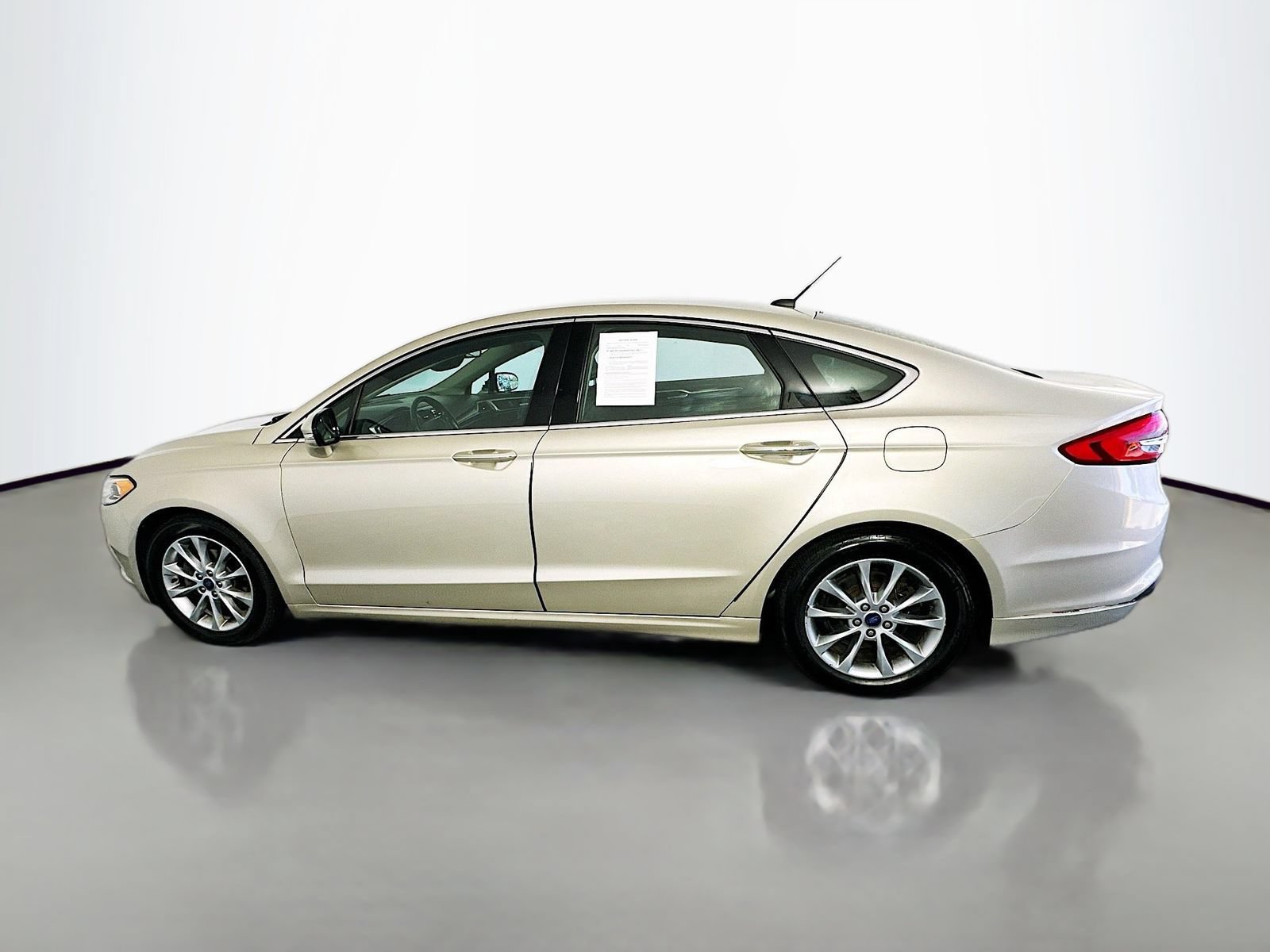 Used 2017 Ford Fusion SE w/ Fusion SE Technology Package FWD image 4