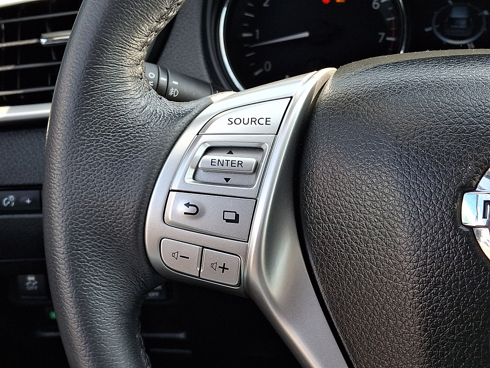 Used 2015 Nissan Rogue SL w/ SL Premium Package FWD image 23
