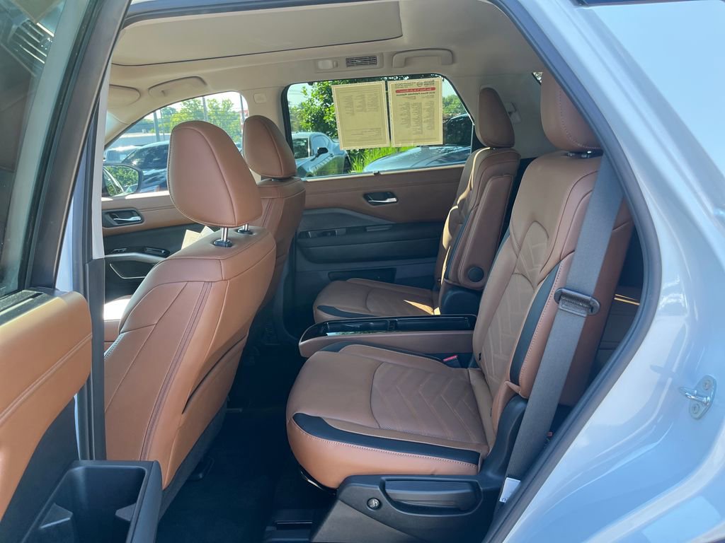 Used 2025 Nissan Pathfinder Platinum FWD image 27