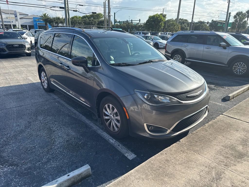 Used 2018 Chrysler Pacifica Touring-L FWD image 4