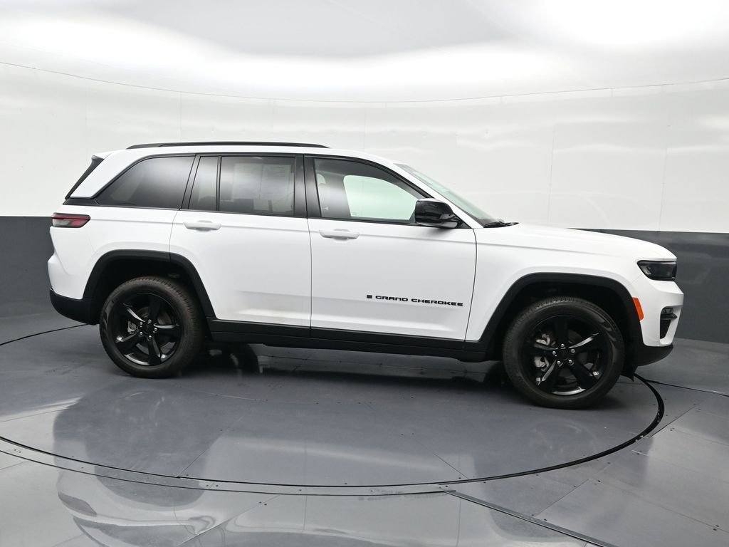 Used 2025 Jeep Grand Cherokee Limited w/ Black Appearance Package image 6