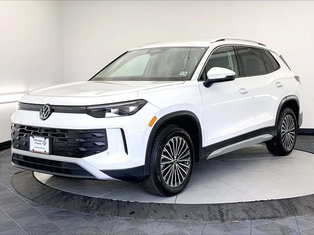 Certified 2025 Volkswagen Tiguan S w/ 18" Wheel Package image 2